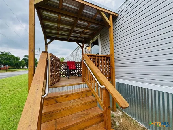 a view of entryway with a front door
