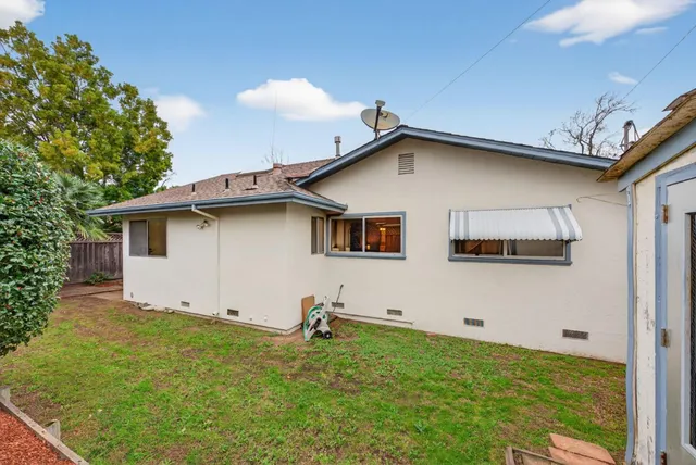 a view of a house with backyard