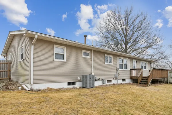 $327,500 | 205 Park Ln Circle, Eldridge, IA 52748