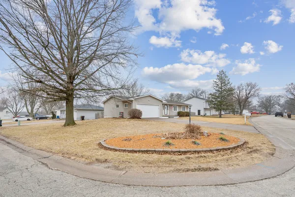 $327,500 | 205 Park Ln Circle, Eldridge, IA 52748