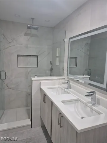 a close up view of a washer and dryer