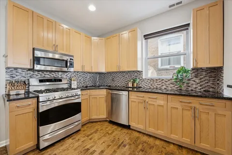 $599,900 | 835 West Belle Plaine Avenue, Unit 2, Chicago, IL 60613