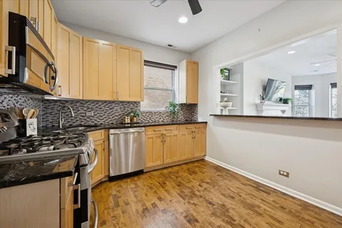 $599,900 | 835 West Belle Plaine Avenue, Unit 2, Chicago, IL 60613