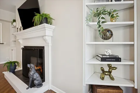 $599,900 | 835 West Belle Plaine Avenue, Unit 2, Chicago, IL 60613