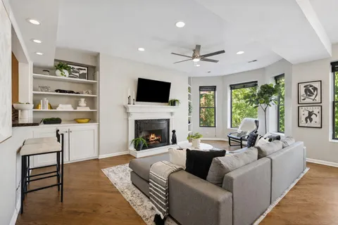 $599,900 | 835 West Belle Plaine Avenue, Unit 2, Chicago, IL 60613