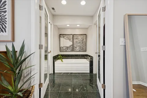 $599,900 | 835 West Belle Plaine Avenue, Unit 2, Chicago, IL 60613