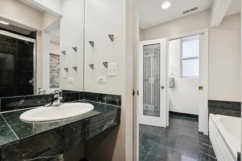 $599,900 | 835 West Belle Plaine Avenue, Unit 2, Chicago, IL 60613