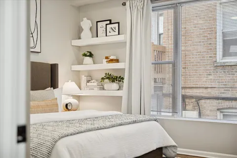 $599,900 | 835 West Belle Plaine Avenue, Unit 2, Chicago, IL 60613