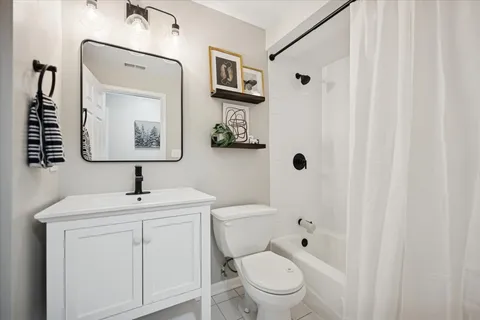 $599,900 | 835 West Belle Plaine Avenue, Unit 2, Chicago, IL 60613