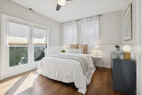 $599,900 | 835 West Belle Plaine Avenue, Unit 2, Chicago, IL 60613