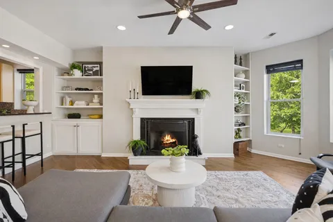 $599,900 | 835 West Belle Plaine Avenue, Unit 2, Chicago, IL 60613