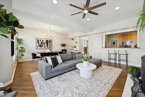 $599,900 | 835 West Belle Plaine Avenue, Unit 2, Chicago, IL 60613