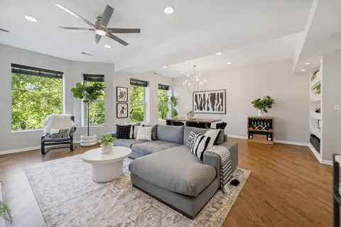 $599,900 | 835 West Belle Plaine Avenue, Unit 2, Chicago, IL 60613