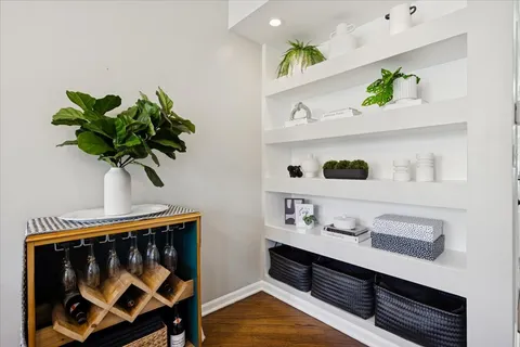 $599,900 | 835 West Belle Plaine Avenue, Unit 2, Chicago, IL 60613