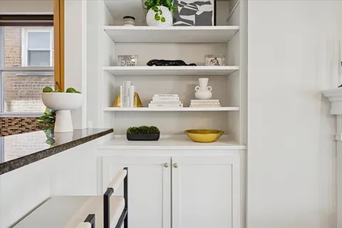 $599,900 | 835 West Belle Plaine Avenue, Unit 2, Chicago, IL 60613