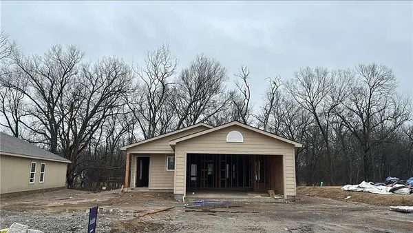 $300,490 | 487 Valley View Drive, Tonganoxie, KS 66086