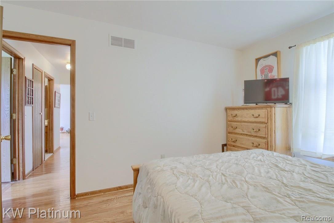 50099 Maurice Road New Baltimore, MI 48047 - Photo 11 of 25 Master_Bedroom_2nd_View.jpg