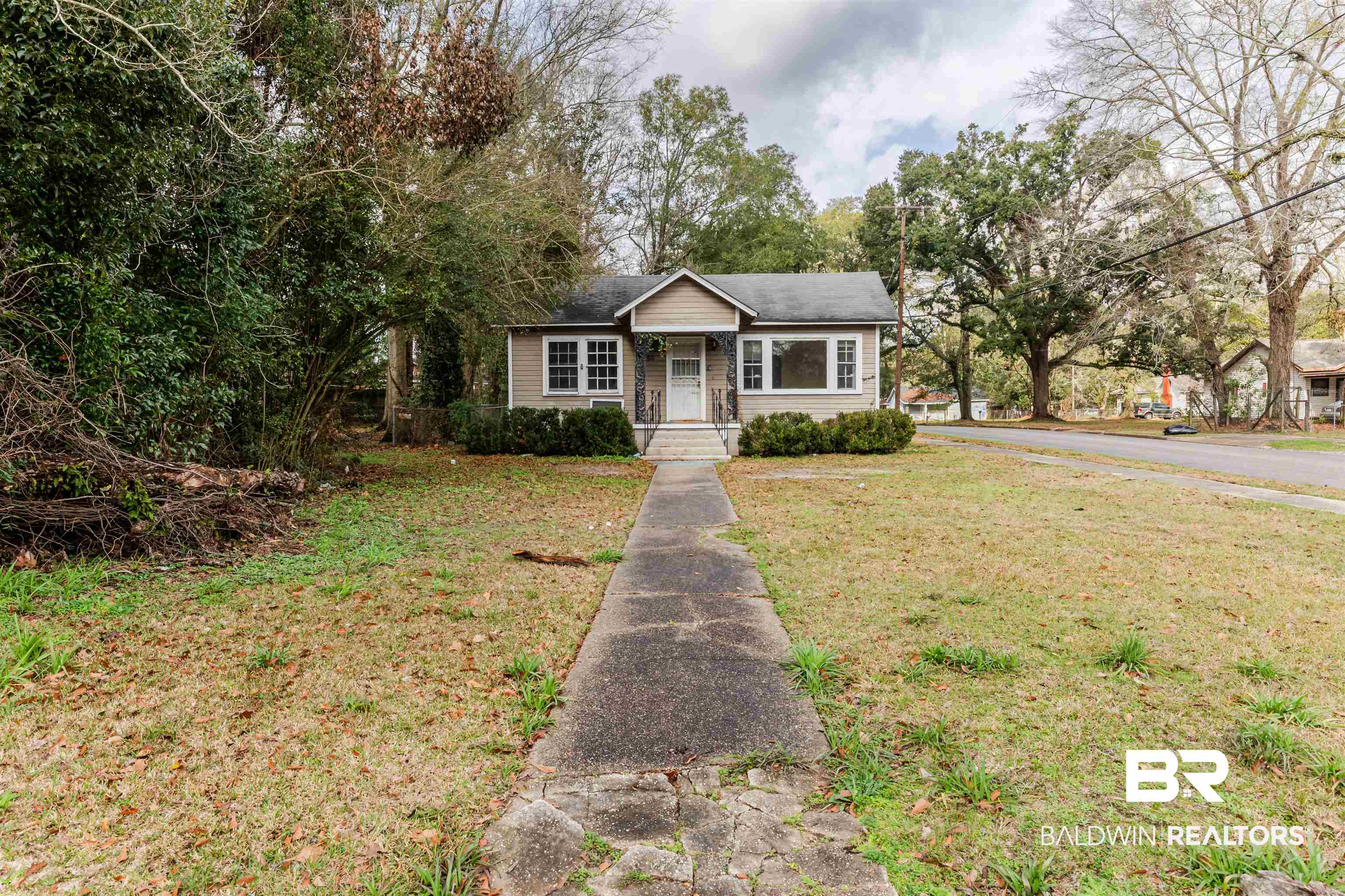 600 Mohawk Street Mobile, AL 36606 - Photo 2 of 20 View of front facade featuring a front yard