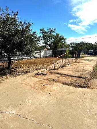 $109,900 | 123 East Mccaulley Avenue, Bronte, TX 76933