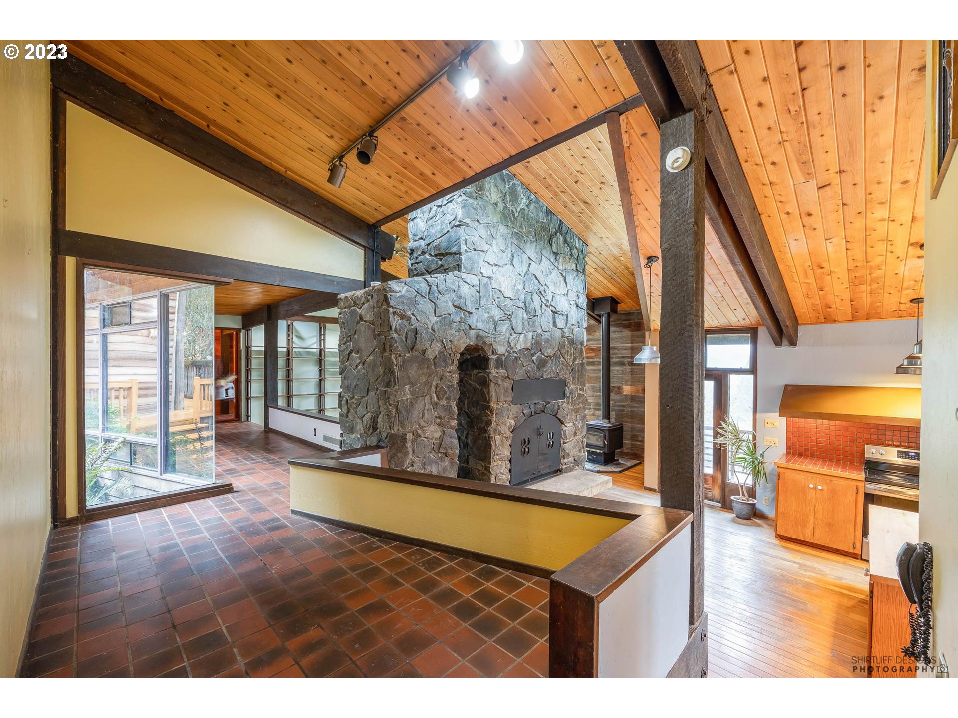 27313 Briggs Hill Road Eugene, OR 97405 - Photo 19 of 48 a view of an entryway