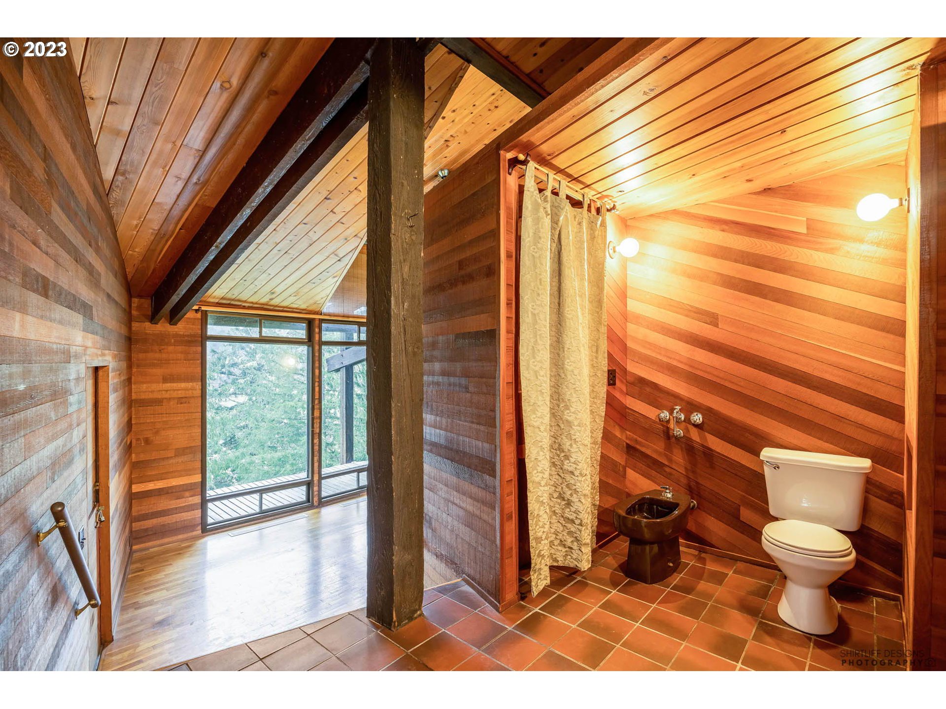 27313 Briggs Hill Road Eugene, OR 97405 - Photo 24 of 48 a bathroom with a toilet sink and a shower