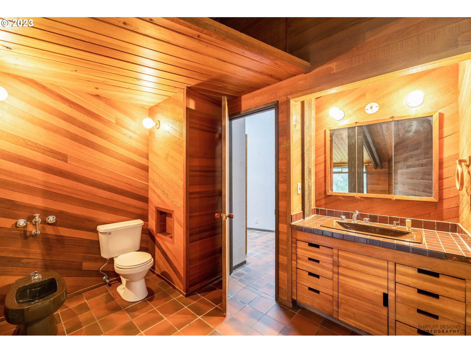 27313 Briggs Hill Road Eugene, OR 97405 - Photo 25 of 48 a bathroom with a sink and a toilet