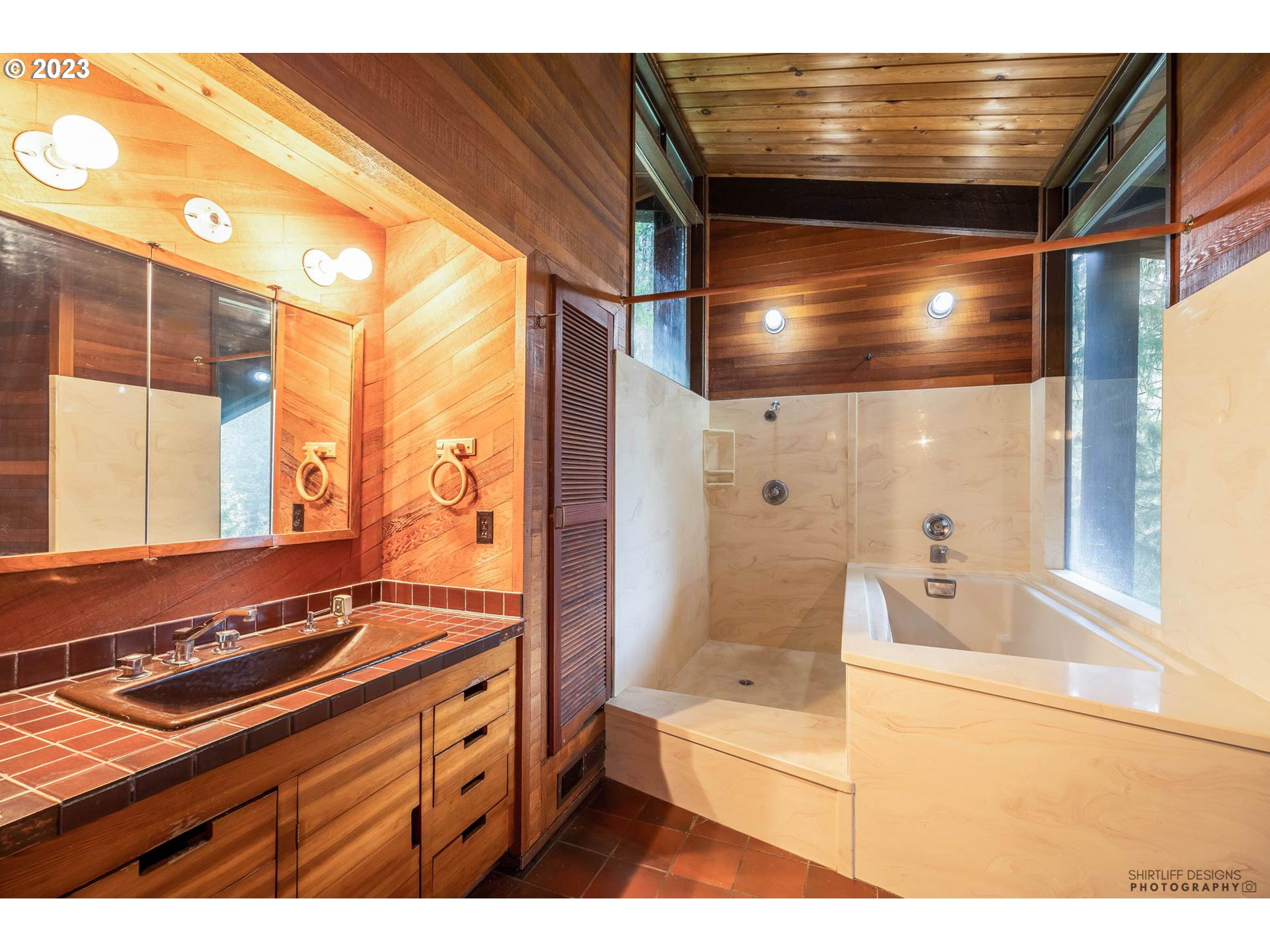 27313 Briggs Hill Road Eugene, OR 97405 - Photo 26 of 48 a bathroom with a bathtub and a shower