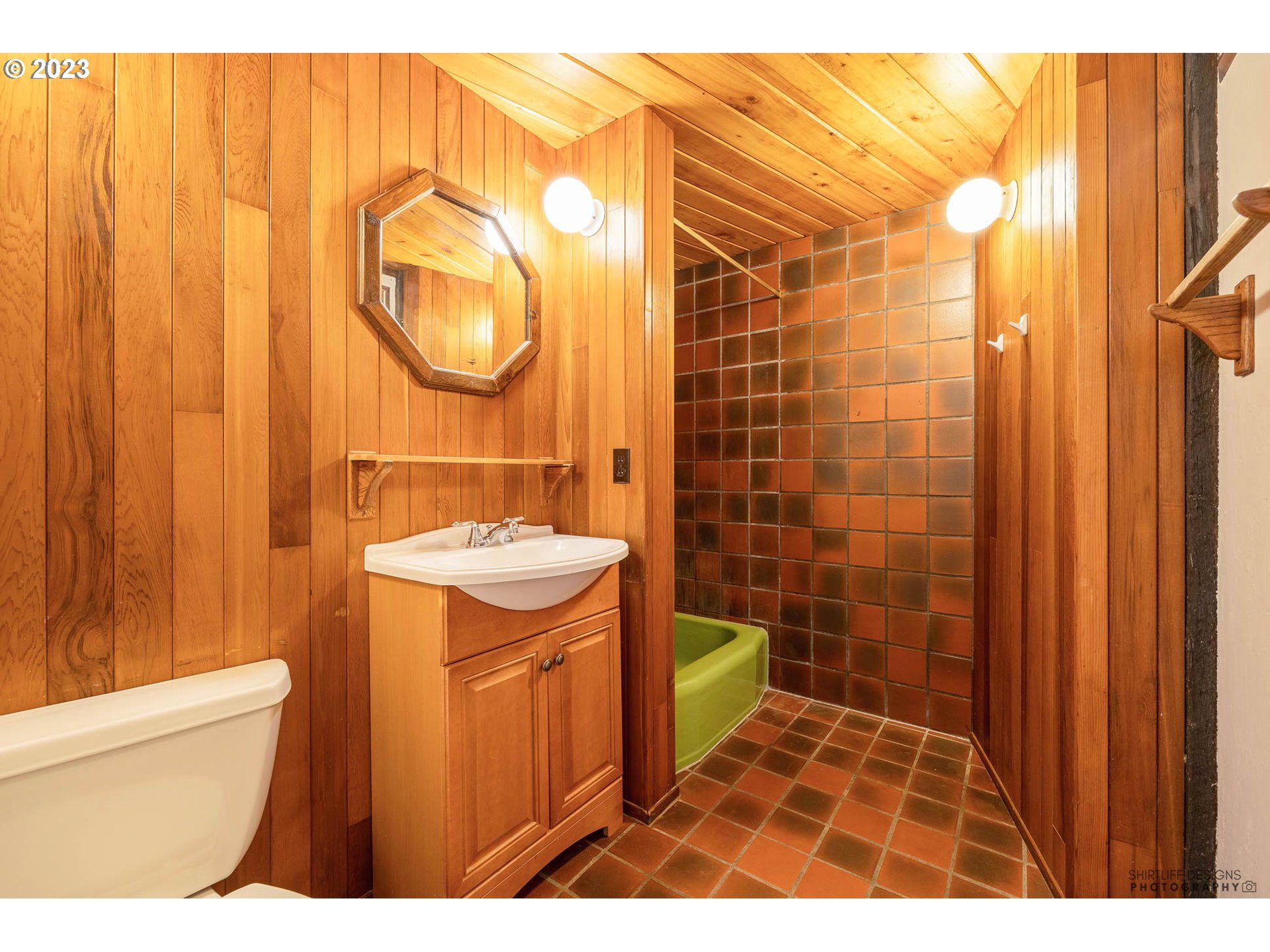 27313 Briggs Hill Road Eugene, OR 97405 - Photo 30 of 48 a bathroom with a sink a toilet and shower