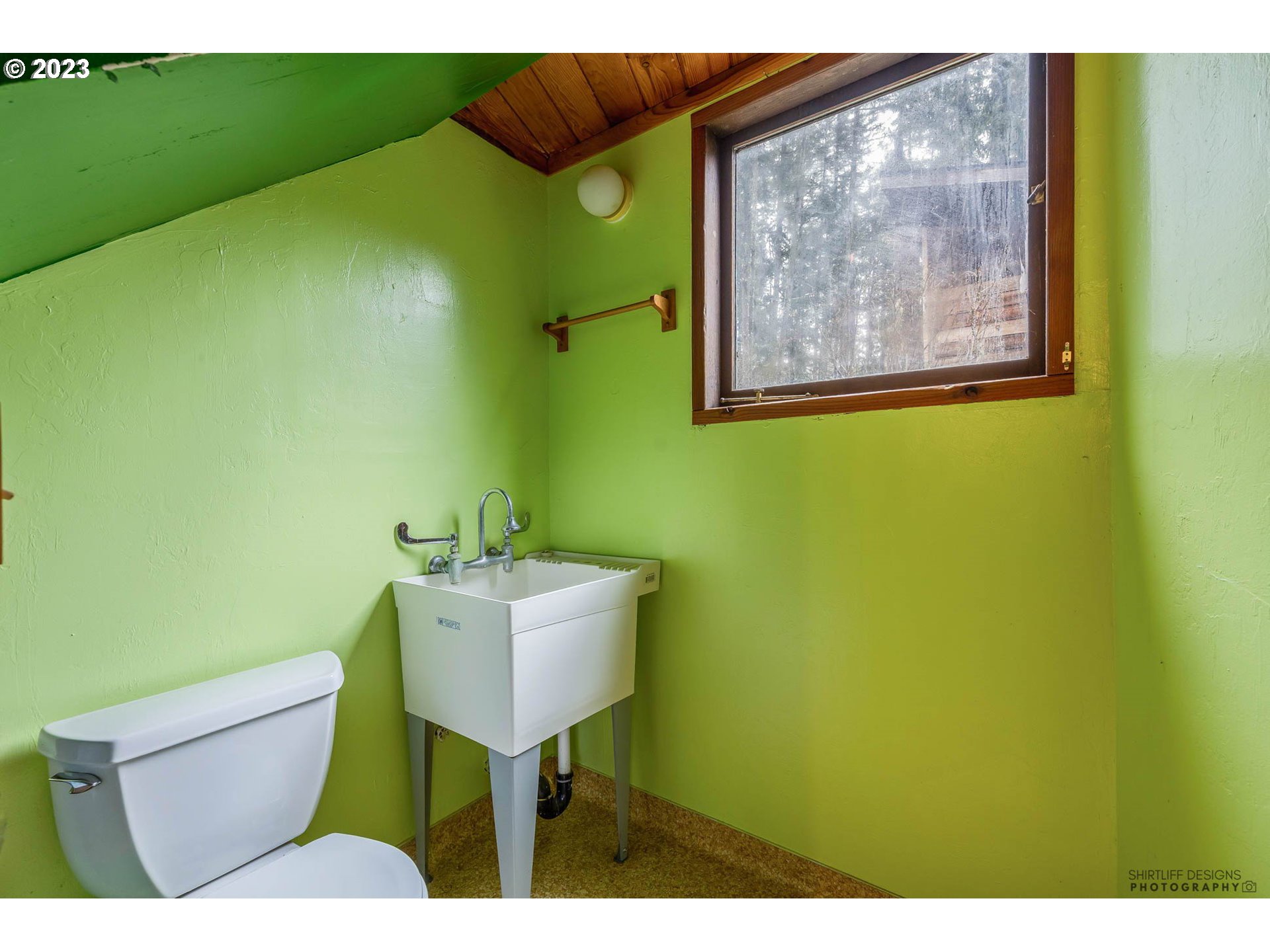 27313 Briggs Hill Road Eugene, OR 97405 - Photo 35 of 48 a bathroom with a sink and a mirror
