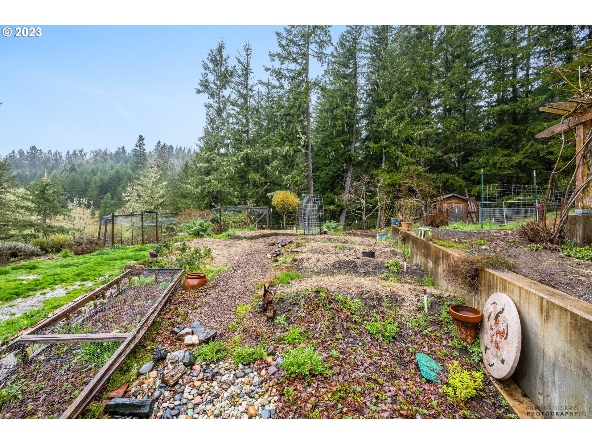 27313 Briggs Hill Road Eugene, OR 97405 - Photo 42 of 48 a backyard of a house with table and chairs