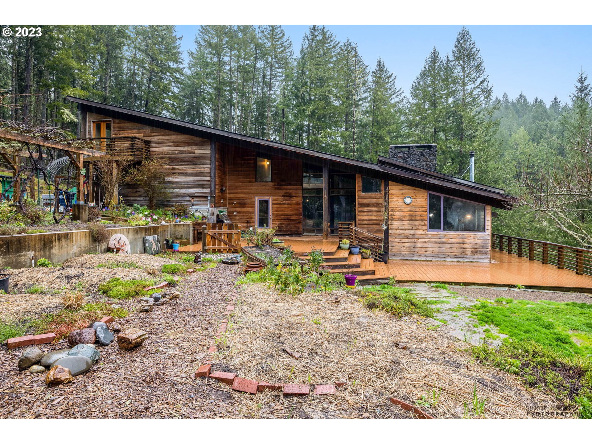 27313 Briggs Hill Road Eugene, OR 97405 - Photo 43 of 48 a backyard of a house with barbeque oven