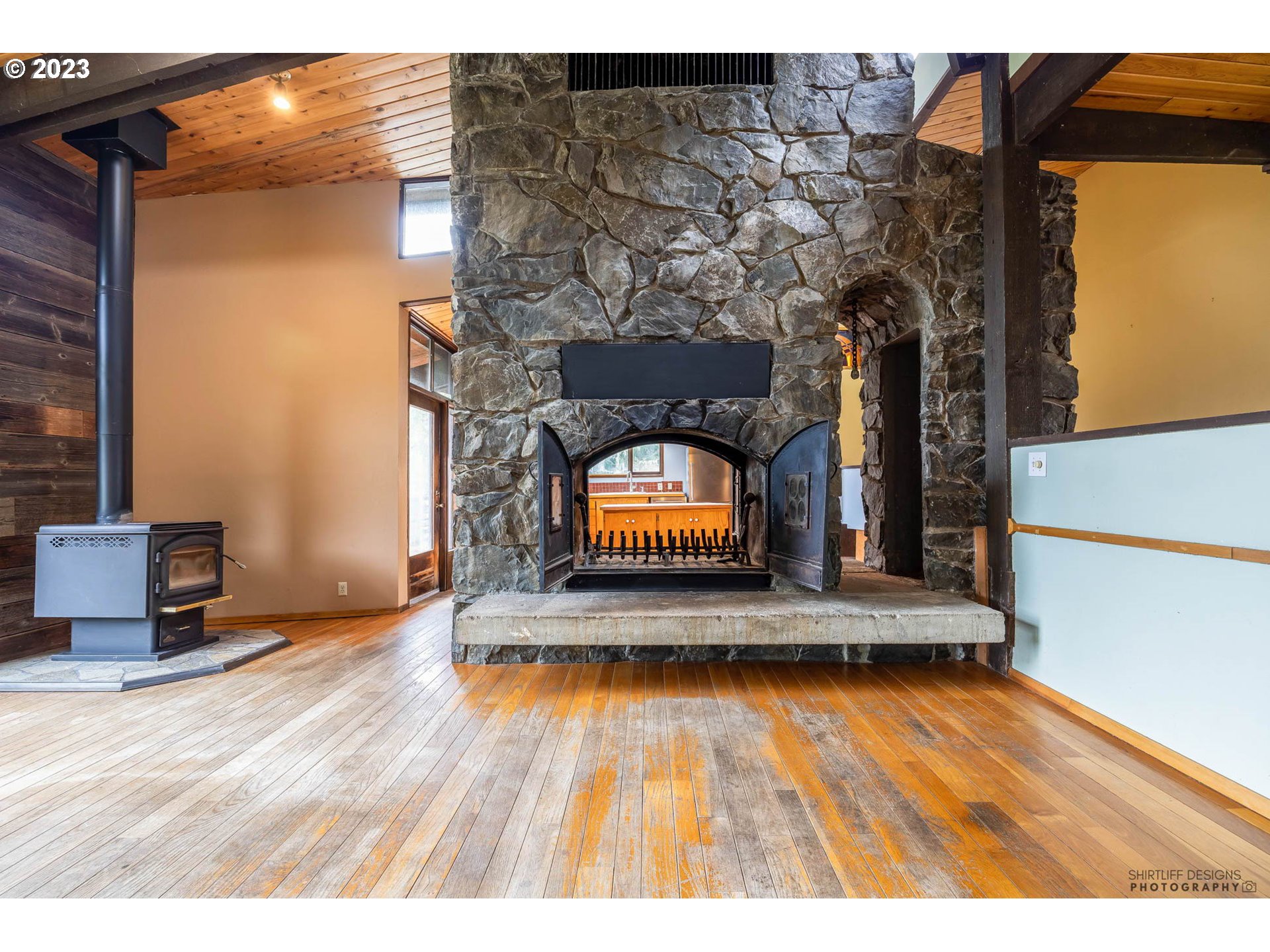 27313 Briggs Hill Road Eugene, OR 97405 - Photo 9 of 48 a view of fireplace with wooden floor