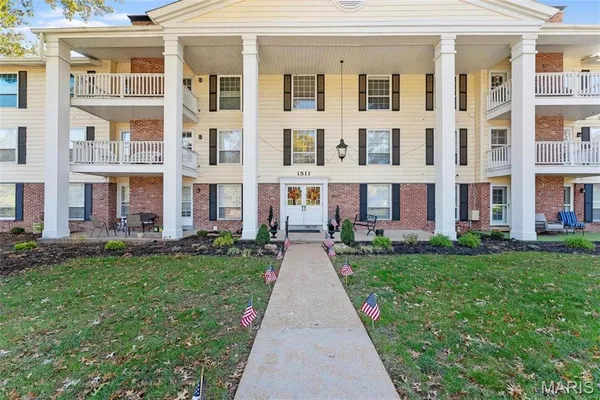 $275,000 | 1511 Hampton Hall Drive, Unit 19 & 20, Chesterfield, MO 63017