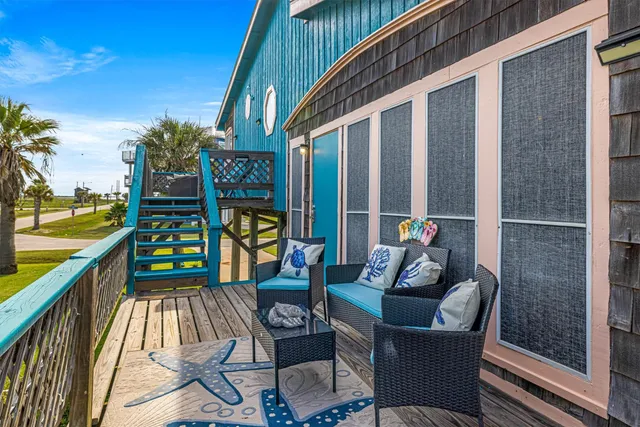 a view of a yard in front of a house