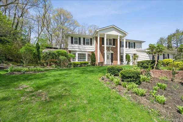 $1,899,999 | 7 Stepping Stone Crescent, Dix Hills, NY 11746