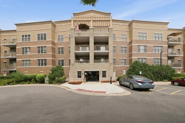 $333,000 | 105 Lakeview Drive, Unit 209, Bloomingdale, IL 60108