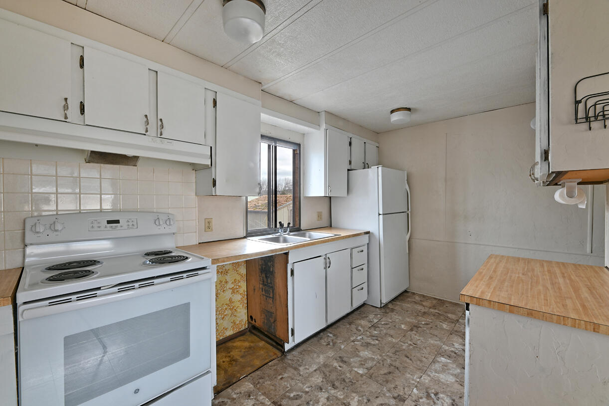 2385 Table Rock Road, Unit 81 Medford, OR 97501 - Photo 10 of 20 10. Kitchen