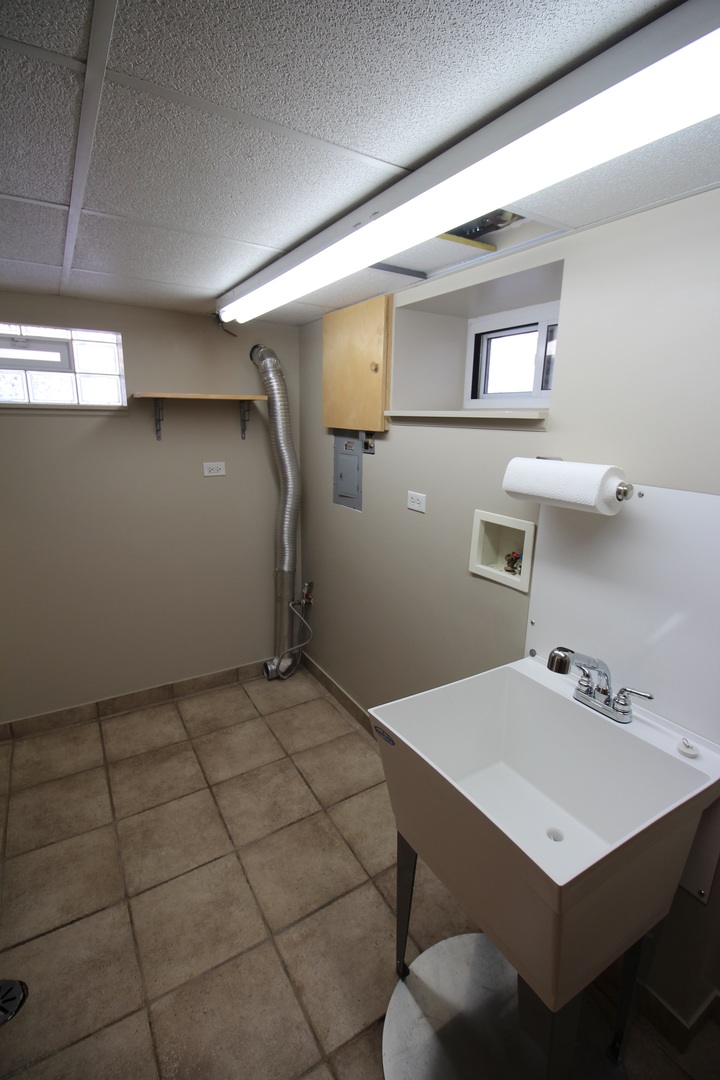 5237 North Olcott Avenue Chicago, IL 60656 - Photo 23 of 26 a view of a hallway with workspace
