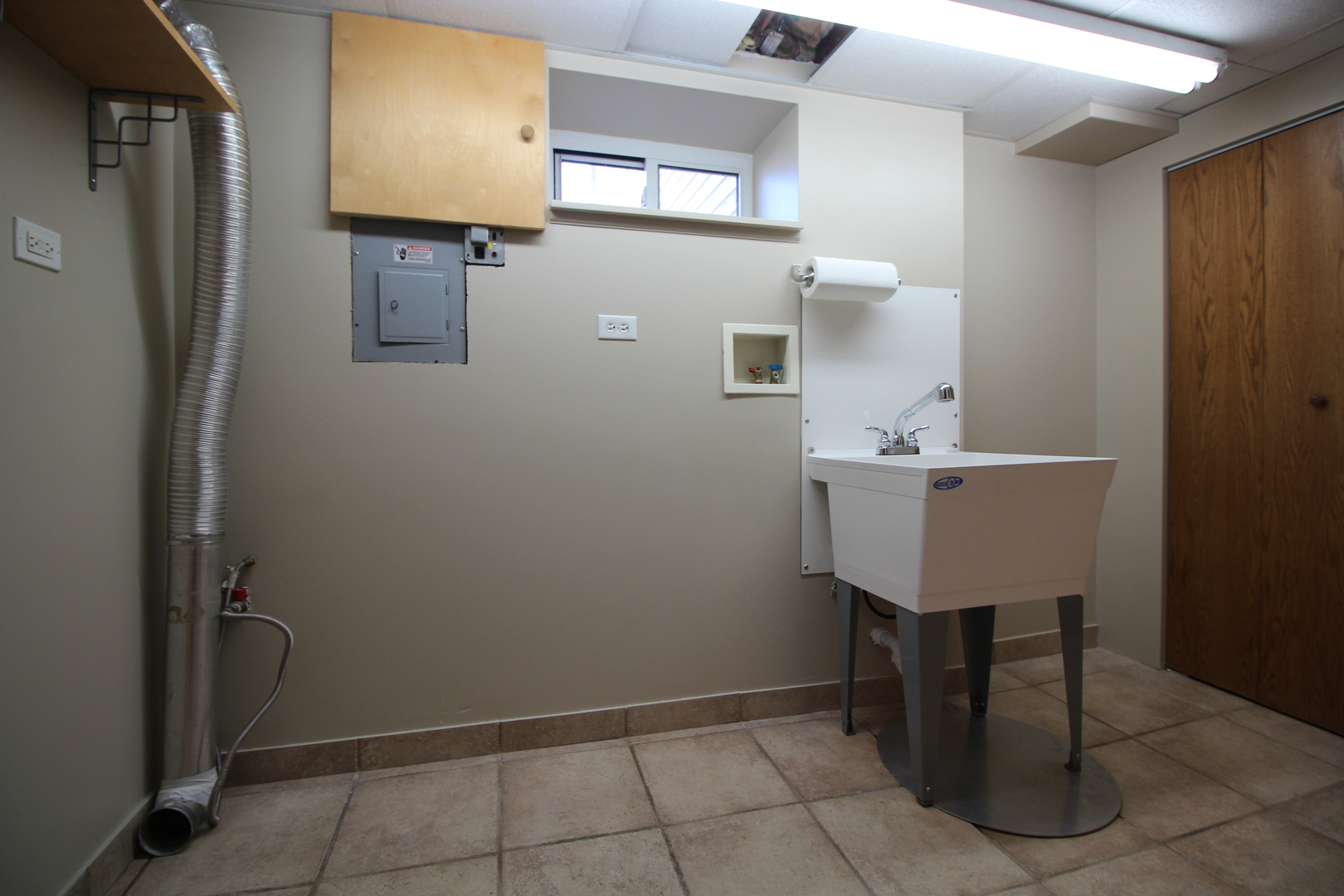 5237 North Olcott Avenue Chicago, IL 60656 - Photo 24 of 26 a room with table and chairs