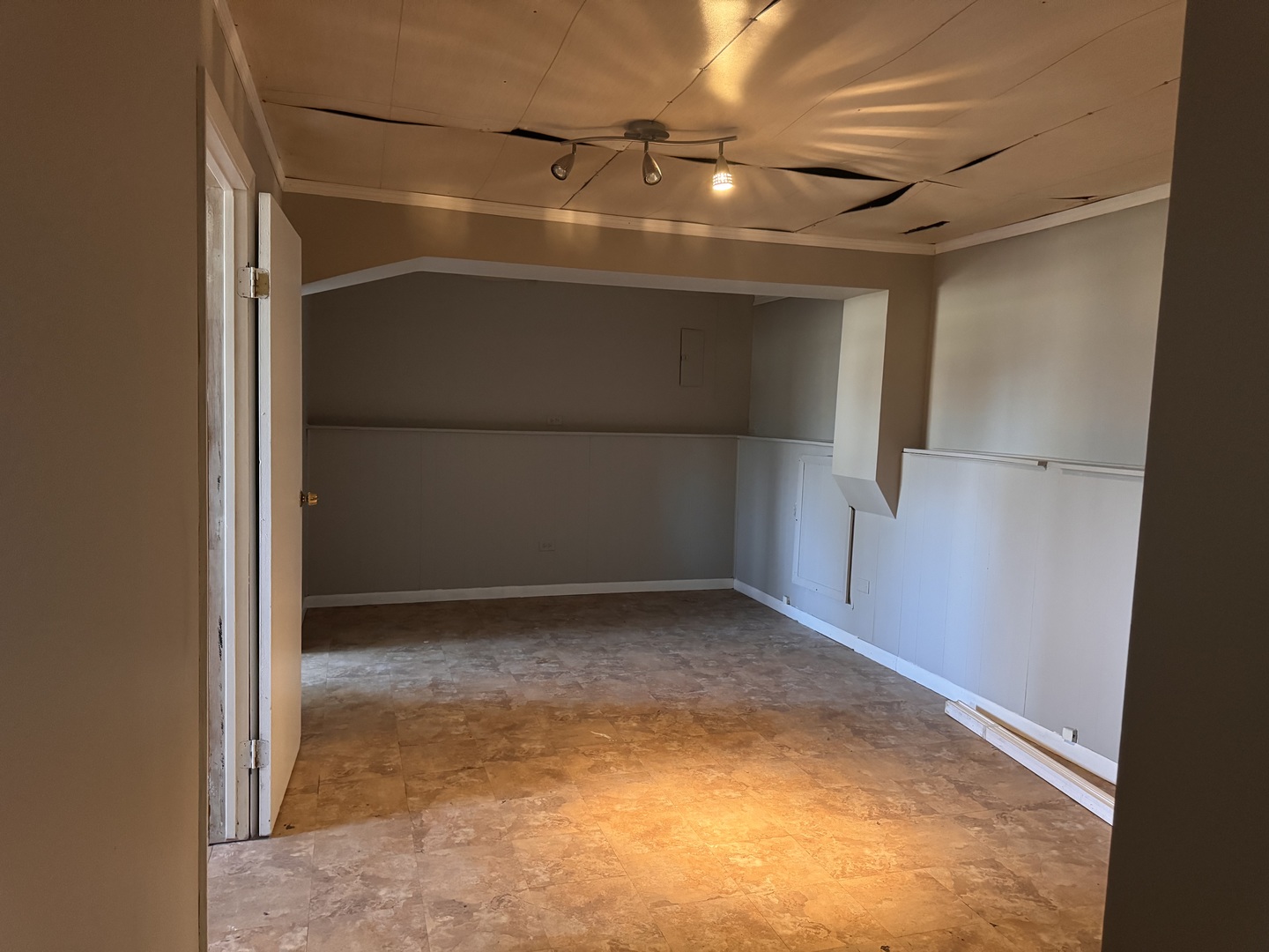 2105 Devonshire Road Waukegan, IL 60087 - Photo 11 of 14 Gallery Image 11