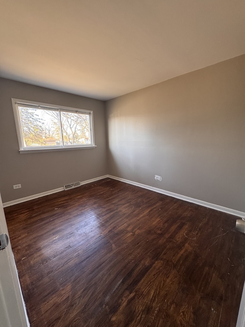 2105 Devonshire Road Waukegan, IL 60087 - Photo 8 of 14 Gallery Image 8