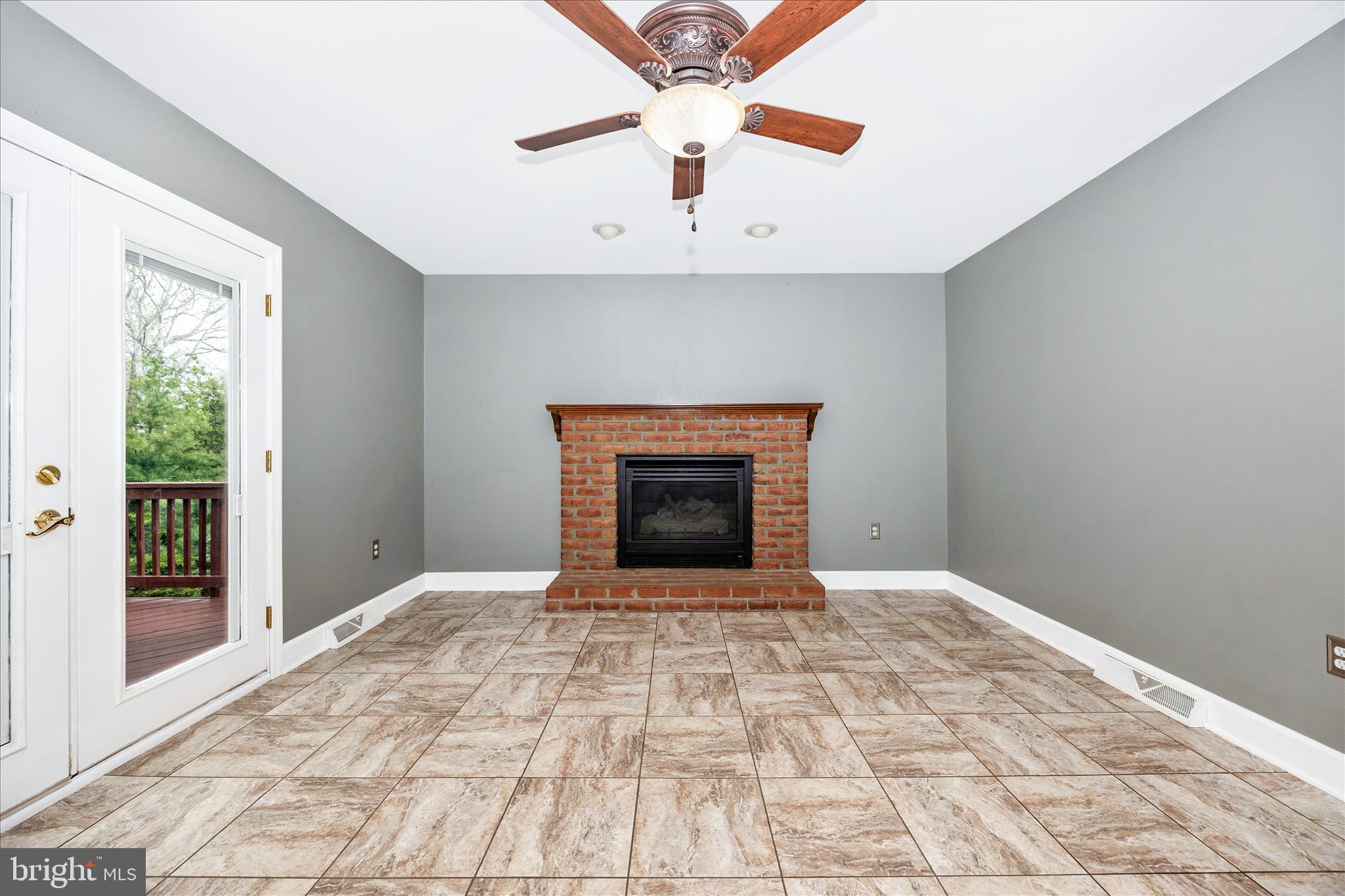 47 Stanford Road Hagerstown, MD 21742 - Photo 19 of 54 19-Family Room