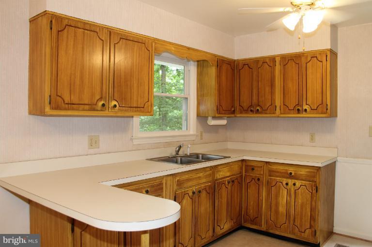 7330 Wilson Road Warrenton, VA 20186 - Photo 7 of 20 Kitchen