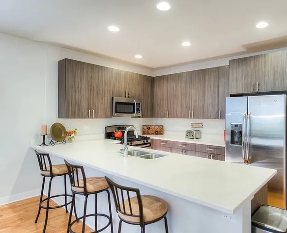 $3,500 | 693 North Peoria Street, Unit 3S, Chicago, IL 60642