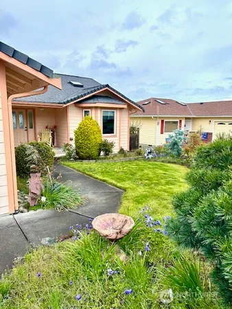 a view of a house with a yard