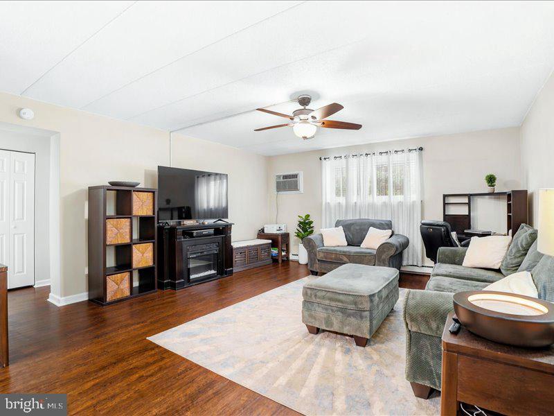 400 Glendale Road, Unit A22 Havertown, PA 19083 - Photo 7 of 17 Living room additional view from kitchen