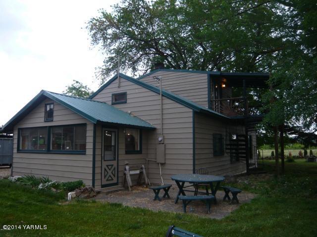 123 Beffa Road Tieton, WA 98947 - Photo 1 of 37 a backyard of a house with table and chairs