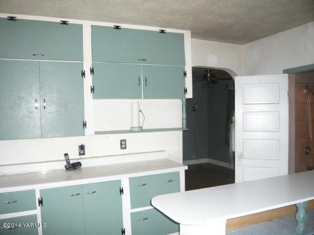 123 Beffa Road Tieton, WA 98947 - Photo 12 of 37 a bathroom with a sink and a mirror
