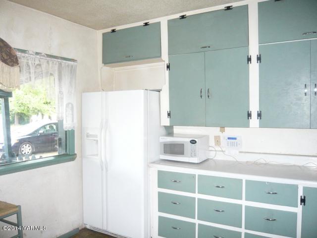 123 Beffa Road Tieton, WA 98947 - Photo 13 of 37 a bathroom with a sink and a mirror