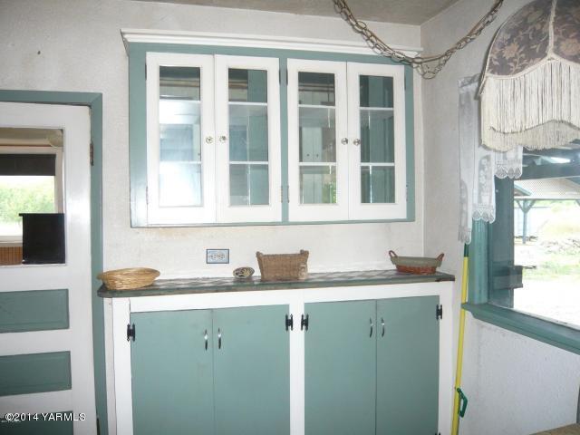 123 Beffa Road Tieton, WA 98947 - Photo 14 of 37 a bathroom with a sink and a mirror